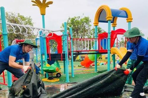 Tuổi trẻ Nghệ An hỗ trợ người dân khắc phục hậu quả mưa bão ở Hải Phòng