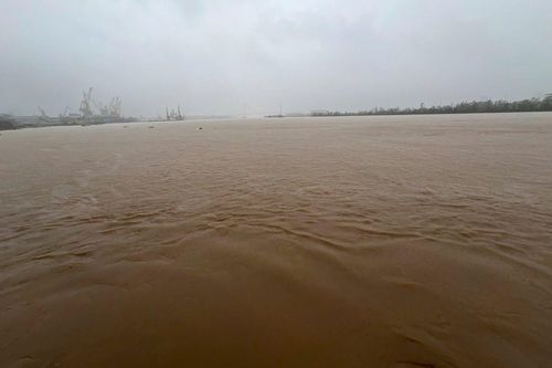 Báo động II, III trên sông Thái Bình, sông Luộc, cấm các phương tiện trên đê