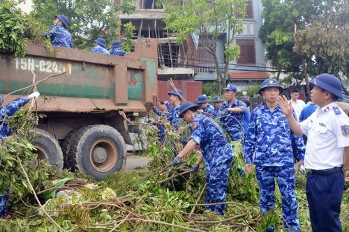 Bộ Tư lệnh Vùng Cảnh sát biển 1 giúp người dân khắc phục hậu quả bão số 3