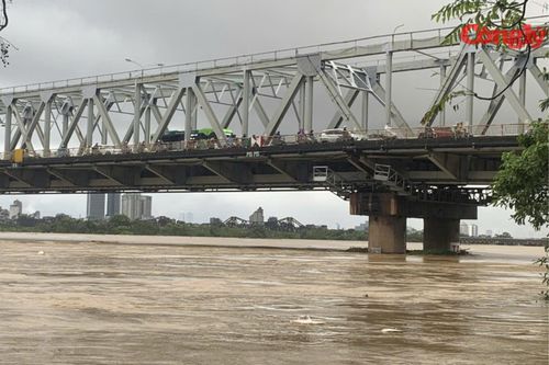 Cận cảnh mực nước sông Hồng chiều nay