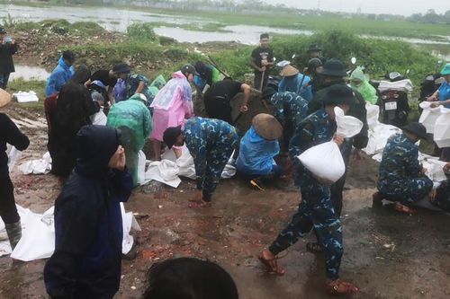 Huy động quân đội cùng người dân gia cố đê sông Nhuệ