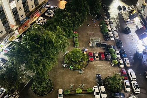 Lo sợ ngập lụt, người dân chung cư Thanh Hà 'di tản' ô tô ra khỏi hầm
