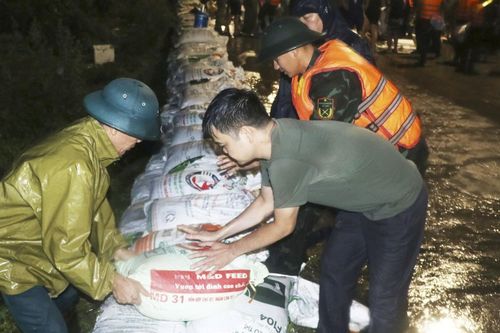 Xuyên đêm chống lũ ở Bắc Ninh và Bắc Giang