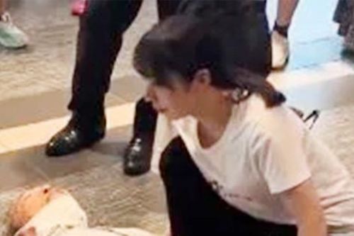 Cô gái cấp cứu cho nam bệnh nhân ở ga tàu, danh tính khiến nhiều người bất ngờ