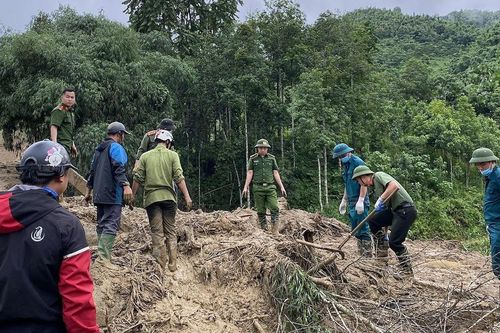 Lực lượng cứu nạn đã tiếp cận thôn bị lũ quét ở Lào Cai