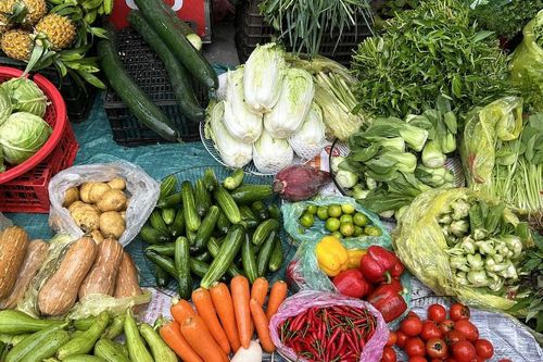 Chợ Hà Nội: Hành lá và mùi tàu đắt ngang thịt lợn, giá rau xanh tăng gấp 2-3 lần