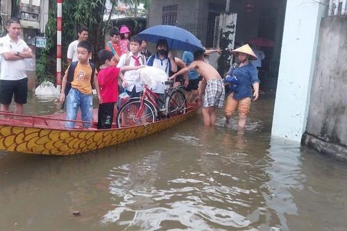 Học sinh Hà Nội đi thuyền vượt điểm ngập tới trường