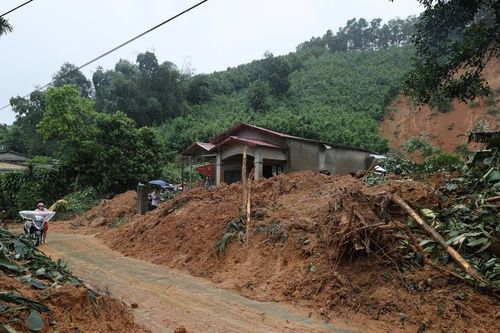Sạt lở vùi cả gia đình cô giáo: 'Biết 4 người trong đống đổ nát nhưng bất lực'