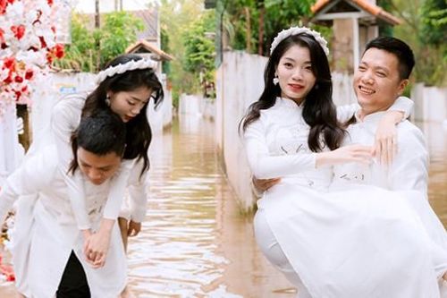Chú rể dẫn 60 người lội nước sang ăn hỏi, cô dâu Hà Nội vỡ òa hạnh phúc