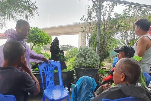 Nhiều người dân ở bãi ngập lụt sông Hồng cố thủ bảo vệ tài sản