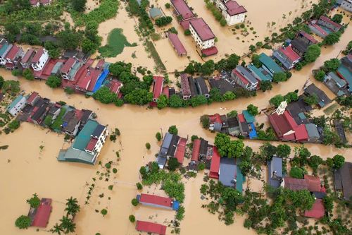 Một huyện ở Yên Bái ngập nặng, công an mở lối cao tốc lấy đường vào cứu trợ
