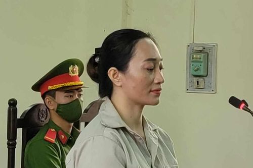 'Cô đồng bổ cau' ở Hải Dương nín khóc khi tòa đưa bằng chứng