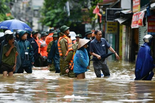 'Cố thủ' trong nhà ven sông Hồng dù nước ngập sâu dần