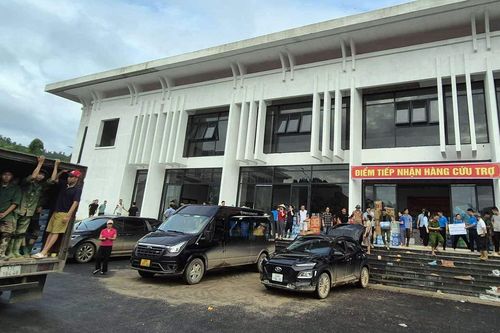 50 đoàn cứu trợ đến với người dân vùng lũ Lào Cai