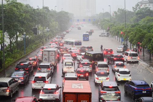 Đường xuống cầu Nhật Tân vào Hà Nội tê liệt vì mưa ngập cả ngày