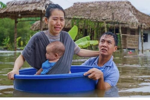 Sự thật về bức ảnh vợ chồng cùng con nhỏ khóc trong 'biển' nước lũ tại Hà Giang