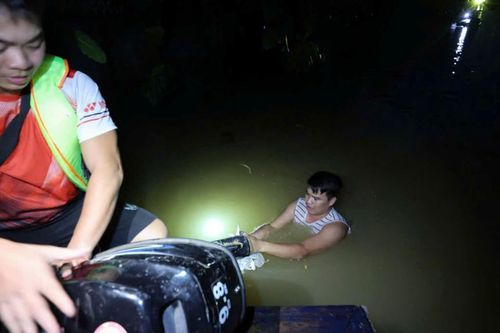 Mảnh giấy viết tay và những chuyến xuồng xuyên đêm ở rốn lũ TP Tuyên Quang