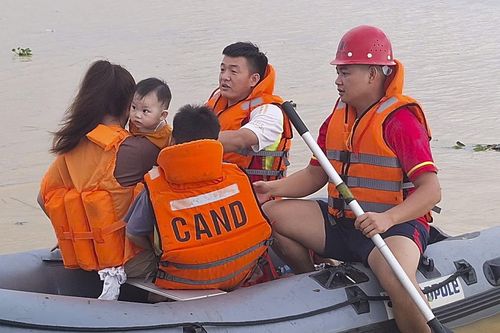 Vào thôn lũ ngập trắng ở Hiệp Hòa, nghẹn lòng cảnh chèo thuyền đưa cơm từng nhà