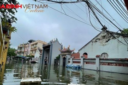 Người dân Hà Nội trắng đêm 'chạy ngập'