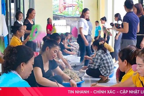 Người dân xã biển Hà Tĩnh làm cá khô rim lạc gửi đồng bào miền Bắc