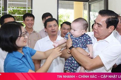 Chủ tịch UBND tỉnh tặng quà Trung thu tại Làng Trẻ em mồ côi Hà Tĩnh
