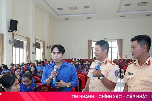 CSGT Hà Tĩnh tuyên truyền an toàn giao thông cho sinh viên