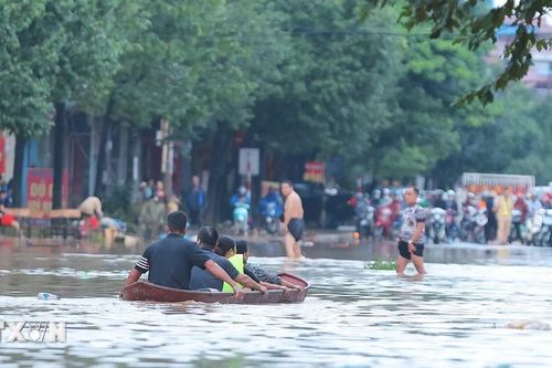 Nước bắt đầu rút, nhiều tuyến đường ở thành phố Thái Nguyên vẫn ngập