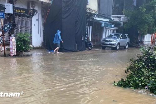 Hà Nội: Ngập úng các phường ven sông Hồng do nước dâng cao