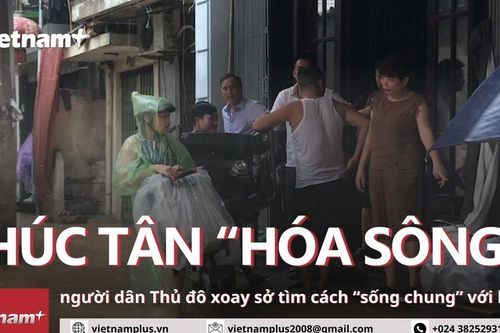 Hà Nội: Phúc Tân 'hóa sông,' người dân xoay sở tìm cách 'sống chung' với lũ