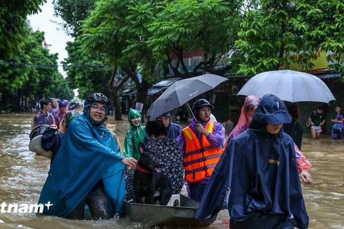 Hà Nội: Người dân Tứ Liên 'tháo chạy' vì nước lũ dâng cao