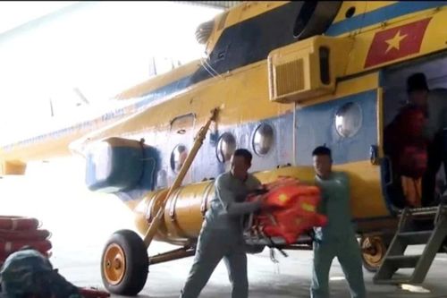 Trực thăng quân sự vận chuyển hàng hóa cứu trợ tới tỉnh Cao Bằng