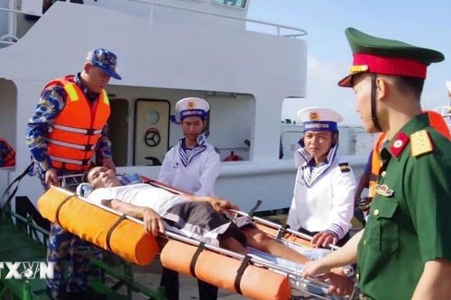 Tàu Hải quân đưa ngư dân bị thương tích nặng từ Trường Sa vào đất liền