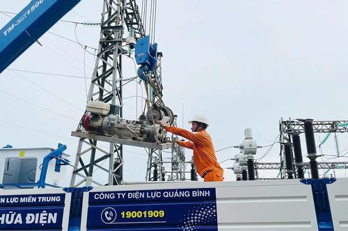 Điện lực miền Trung cử hàng trăm nhân lực hỗ trợ khôi phục lưới điện Quảng Ninh