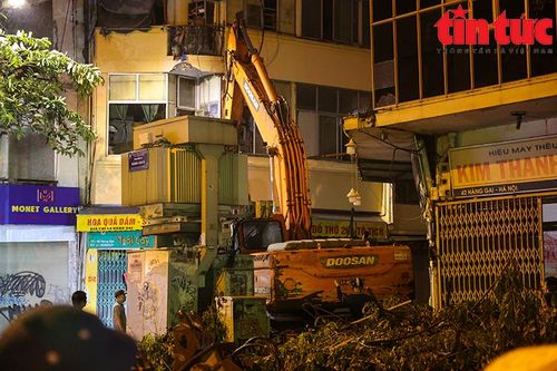 Tháo dỡ khẩn cấp ngôi nhà 3 tầng nghiêng trên phố Hàng Gai (Hà Nội) trong đêm
