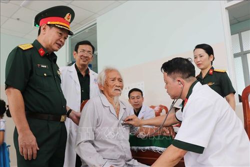 Khám bệnh, cấp phát thuốc cho trẻ em, người có hoàn cảnh khó khăn tại Lý Sơn