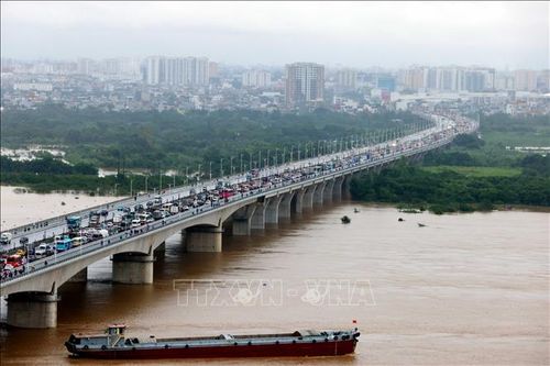 Giao thông Hà Nội nhiều điểm ngập sâu, cầu Vĩnh Tuy ùn ứ