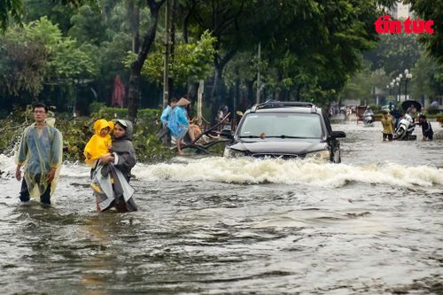Người dân Hà Đông 'bì bõm' lội nước dắt xe giờ tan tầm sau cơn mưa chiều xối xả