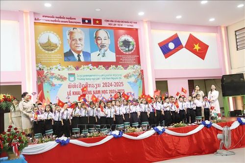 Tưng bừng ngày hội khai trường của thầy trò trường song ngữ Lào - Việt Nam Nguyễn Du