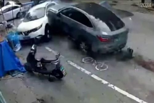Clip: Ô tô đột nhiên tăng tốc, đâm trúng nhiều phương tiện trên phố