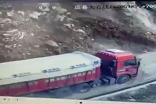 Clip: Đất bất ngờ đổ ập xuống đường, suýt vùi lấp xe tải chở than