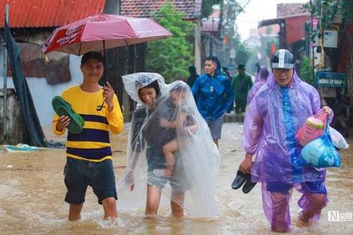 Hỗ trợ người dân vùng ngoại thành Hà Nội di dời tài sản tránh lũ
