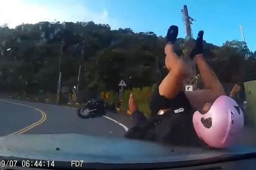 Clip: Ôm cua tốc độ cao, người đàn ông đâm trực diện vào đầu ô tô