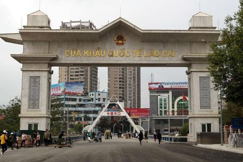 Khôi phục hoạt động xuất nhập cảnh qua cửa khẩu Lào Cai
