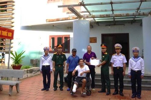 Tàu Hải quân kịp thời đưa ngư dân bị thương tích nặng từ Trường Sa vào đất liền