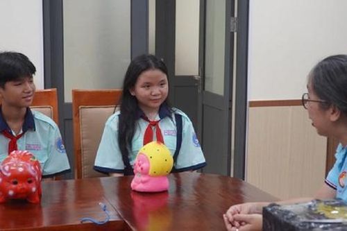 Nhiều học sinh đập lợn đất ủng hộ đồng bào miền Bắc thân yêu