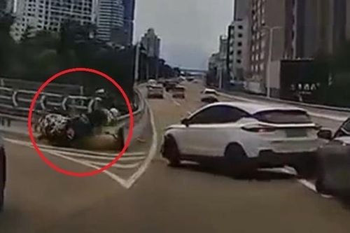 Clip: Tài xế ô tô tông cảnh sát giao thông văng vào lan can cầu
