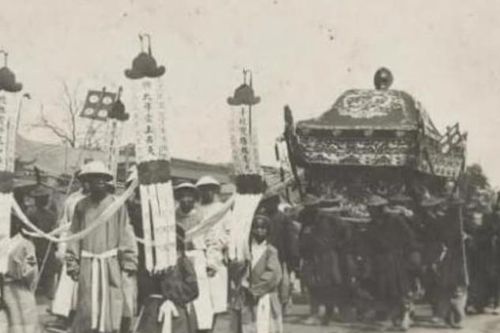 Tại sao quan tài lại lớn hơn ở một đầu và nhỏ hơn ở đầu kia? Có độ chính xác nào không?