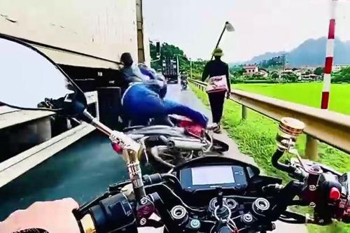 CLIP: Người đi xe máy may mắn thoát chết khi va chạm với xe container