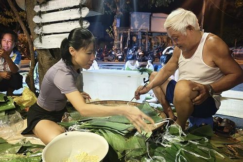 Đội thiện nguyện Đà Nẵng xuyên đêm làm bánh chưng gửi đồng bào vùng lũ miền Bắc
