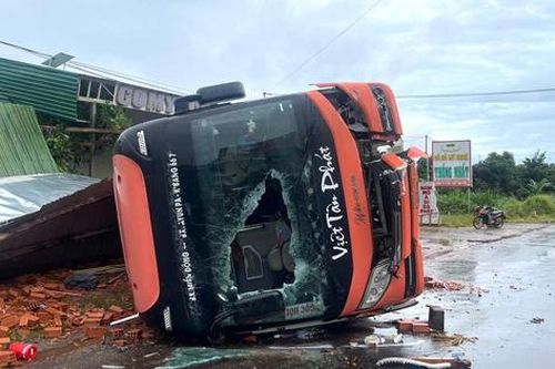 Khoảnh khắc xe khách lật khiến 4 người tử vong